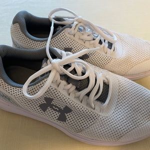 UNDER ARMOUR tennis shoes in great condition